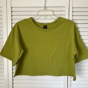 The Noli Shop Green cropped T-shirt EUC 100% cotton size L